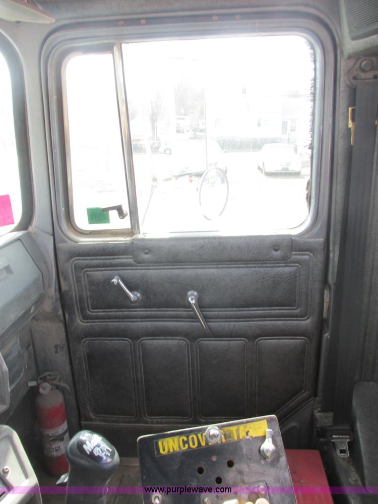 image for item H7714 2001 Mack RD688S semi truck