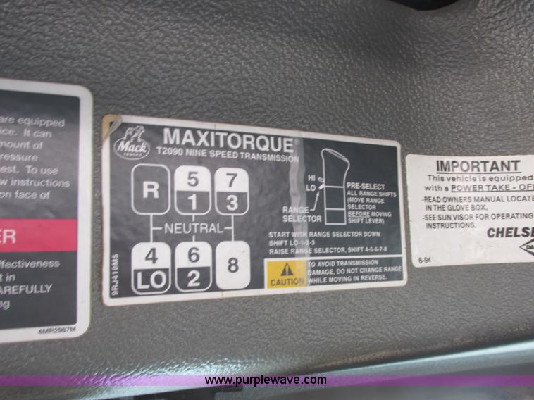 image for item H7714 2001 Mack RD688S semi truck