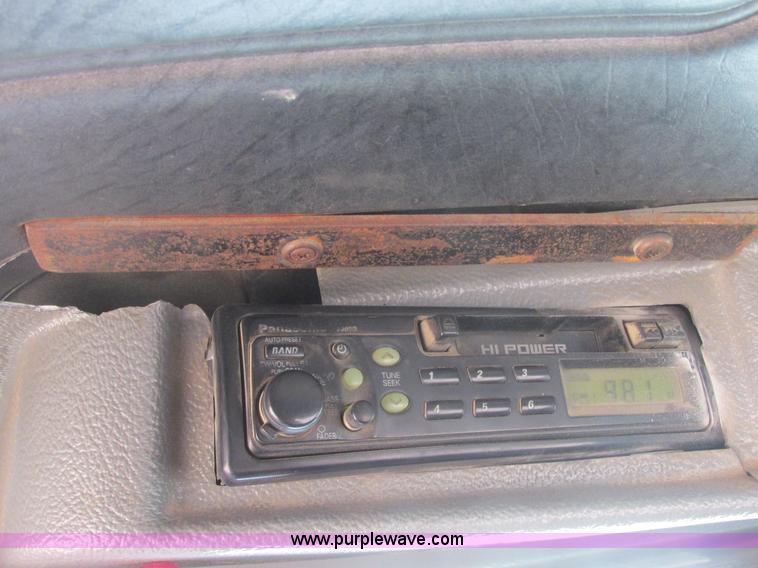 image for item H7714 2001 Mack RD688S semi truck