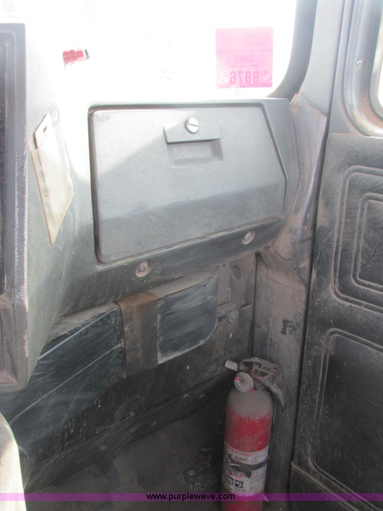 image for item H7714 2001 Mack RD688S semi truck