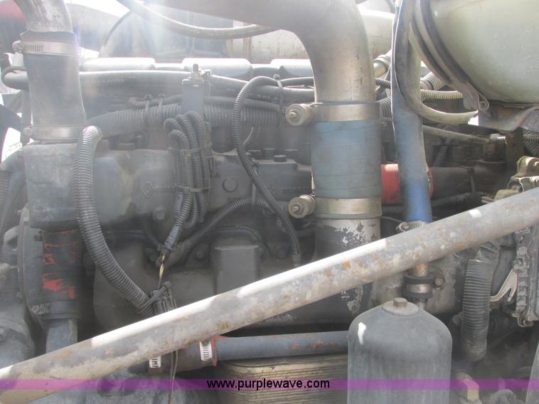 image for item H7714 2001 Mack RD688S semi truck