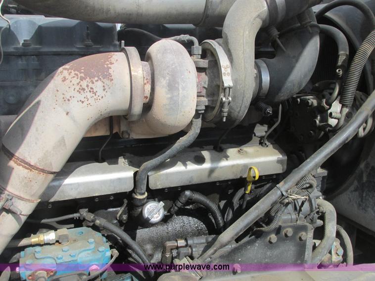 image for item H7714 2001 Mack RD688S semi truck