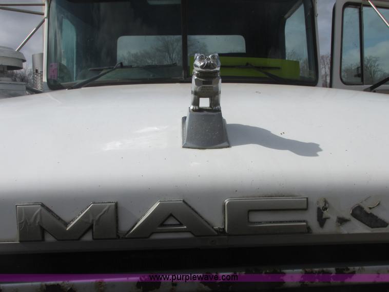 image for item H7714 2001 Mack RD688S semi truck