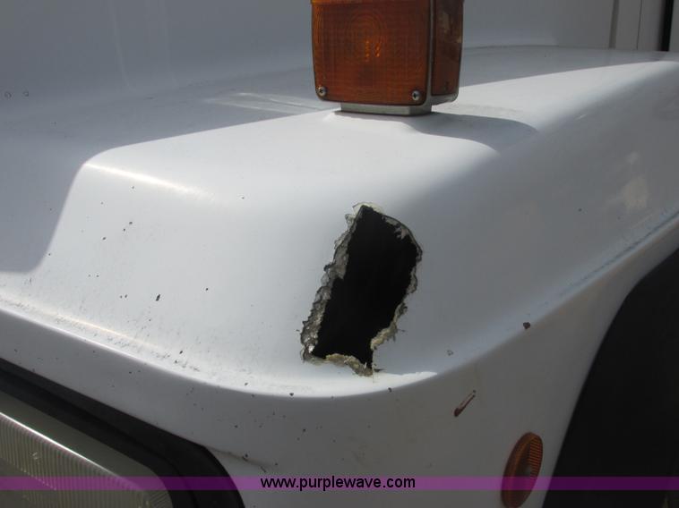 image for item H7714 2001 Mack RD688S semi truck