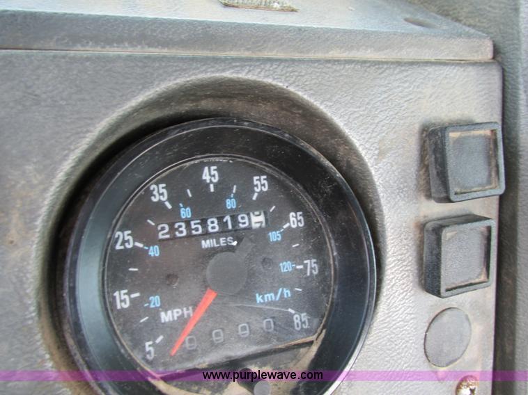 image for item H7714 2001 Mack RD688S semi truck