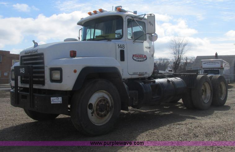 image for item H7715 2001 Mack RD688S semi truck