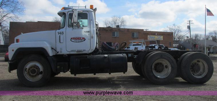 image for item H7715 2001 Mack RD688S semi truck
