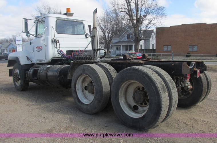 image for item H7715 2001 Mack RD688S semi truck