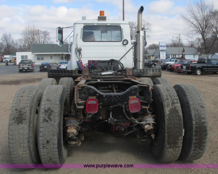 image for item H7715 2001 Mack RD688S semi truck