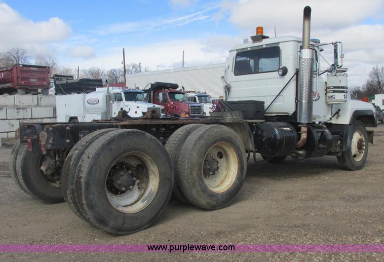 image for item H7715 2001 Mack RD688S semi truck