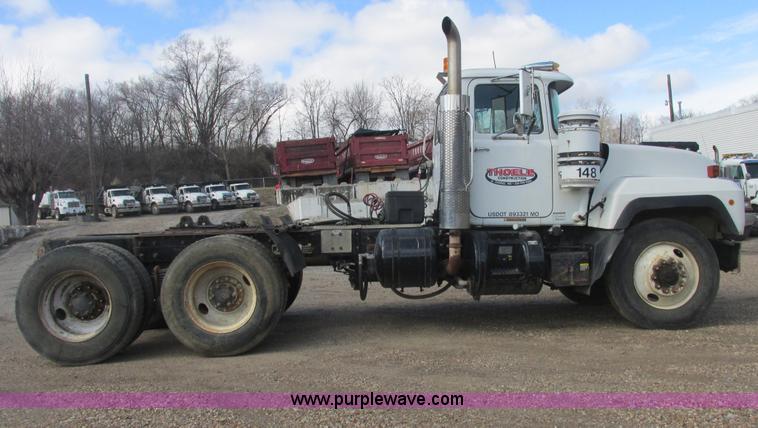 image for item H7715 2001 Mack RD688S semi truck