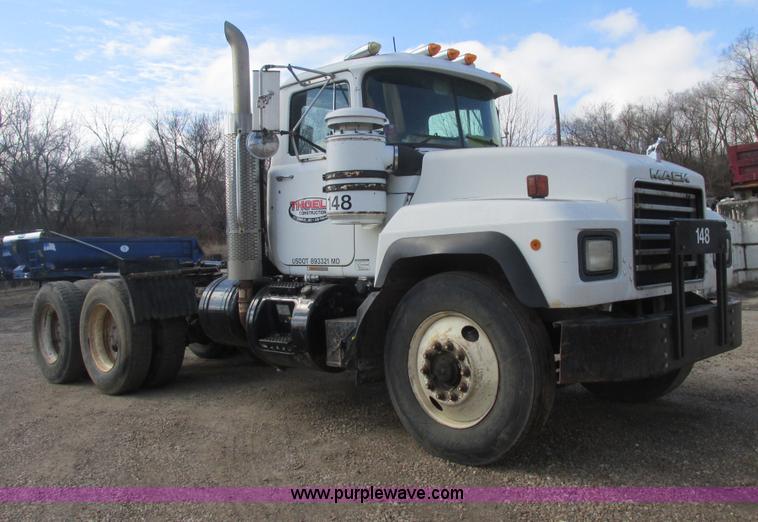 image for item H7715 2001 Mack RD688S semi truck
