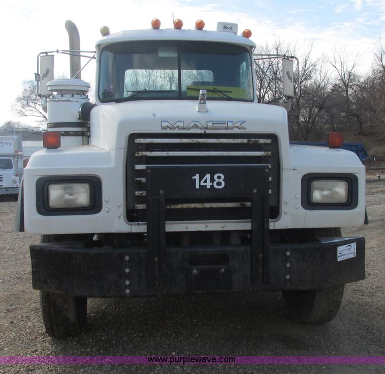 image for item H7715 2001 Mack RD688S semi truck