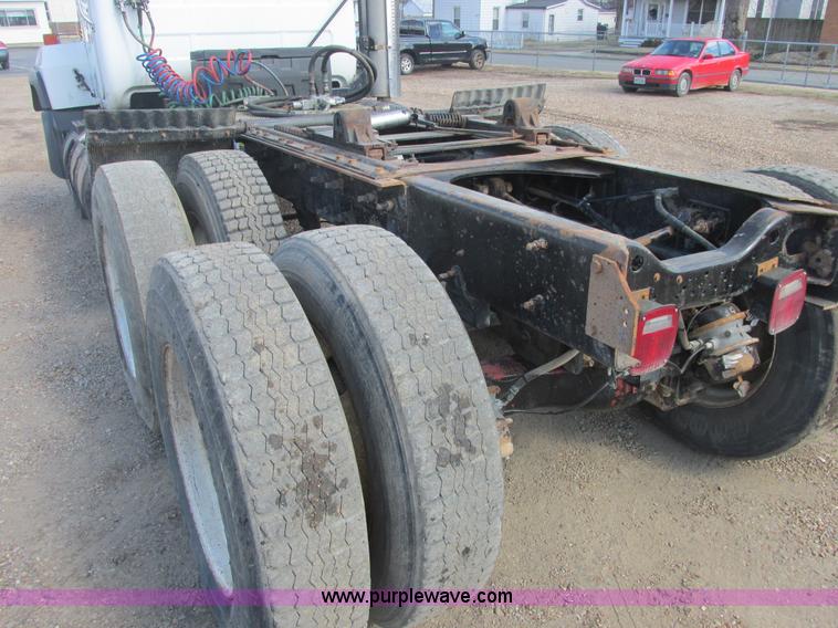 image for item H7715 2001 Mack RD688S semi truck