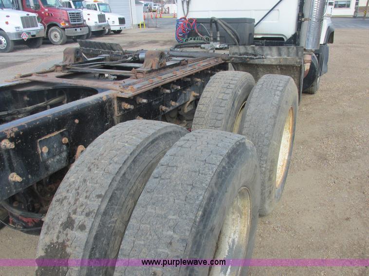 image for item H7715 2001 Mack RD688S semi truck