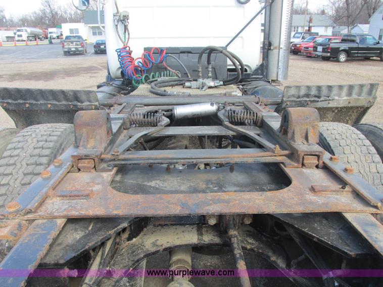 image for item H7715 2001 Mack RD688S semi truck