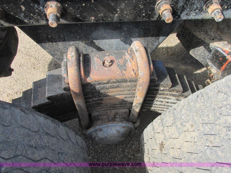 image for item H7715 2001 Mack RD688S semi truck