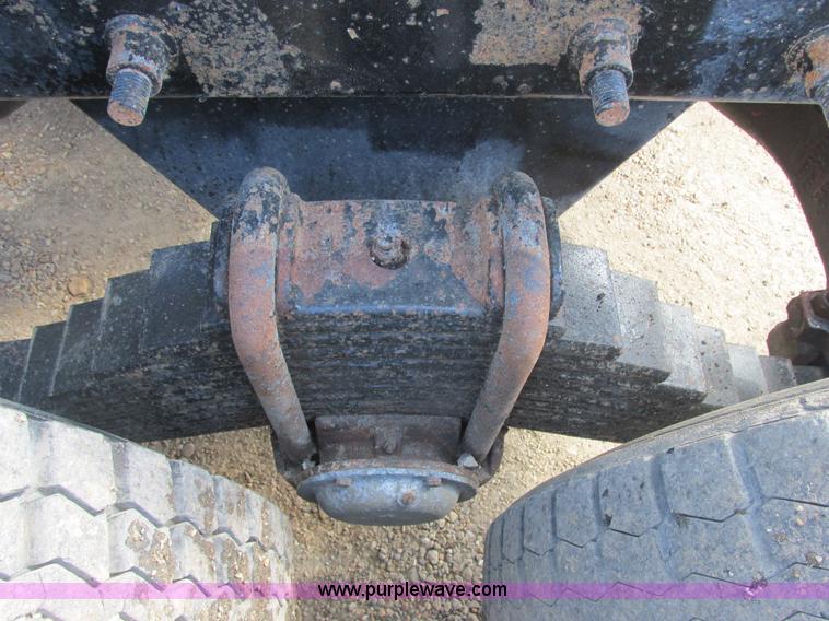 image for item H7715 2001 Mack RD688S semi truck