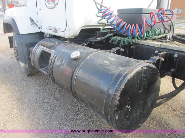 image for item H7715 2001 Mack RD688S semi truck