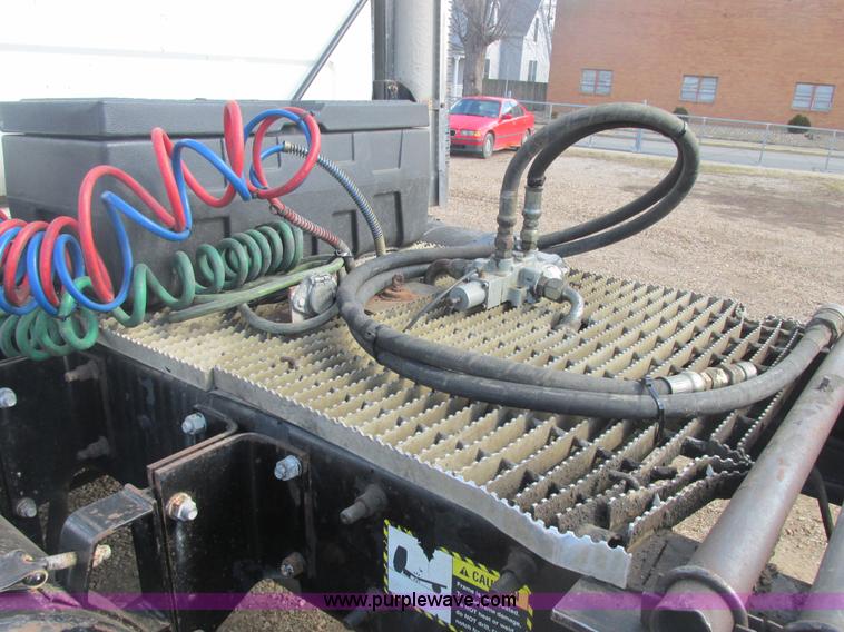 image for item H7715 2001 Mack RD688S semi truck