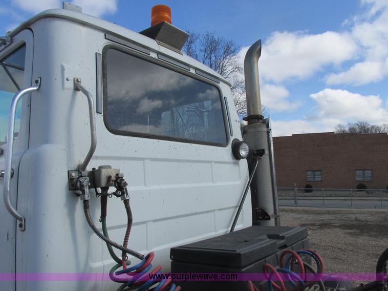 image for item H7715 2001 Mack RD688S semi truck