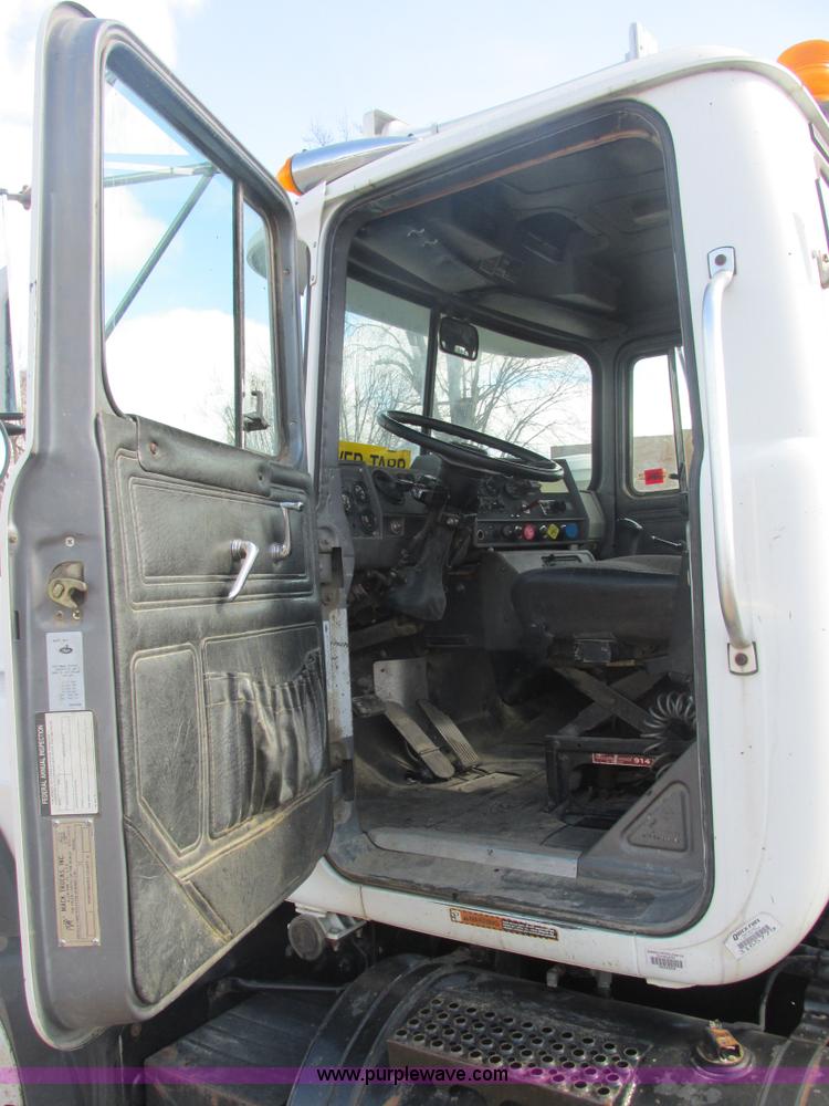 image for item H7715 2001 Mack RD688S semi truck