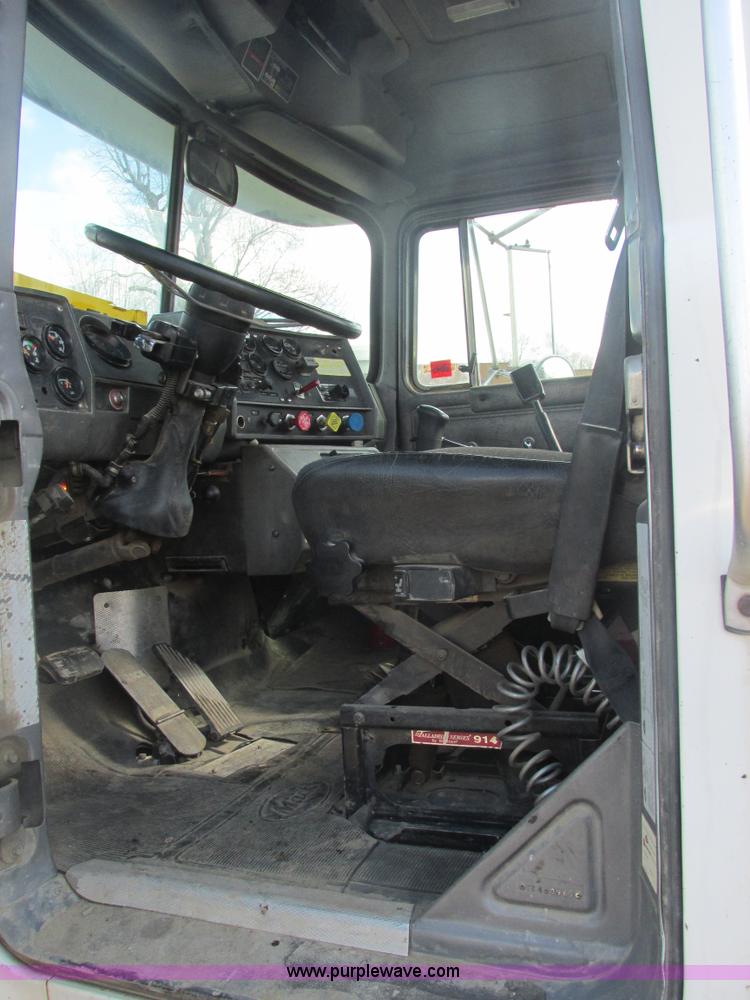 image for item H7715 2001 Mack RD688S semi truck