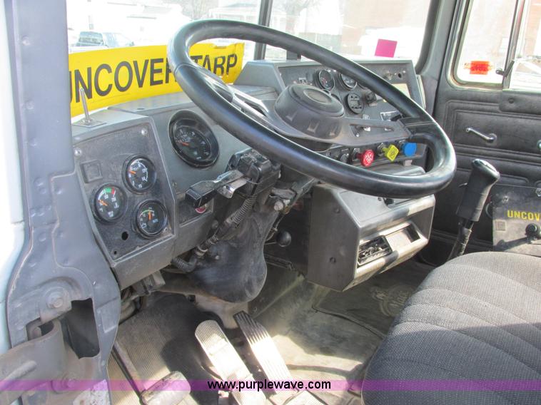 image for item H7715 2001 Mack RD688S semi truck