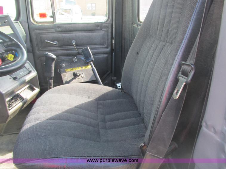 image for item H7715 2001 Mack RD688S semi truck