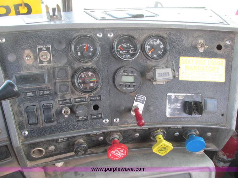 image for item H7715 2001 Mack RD688S semi truck