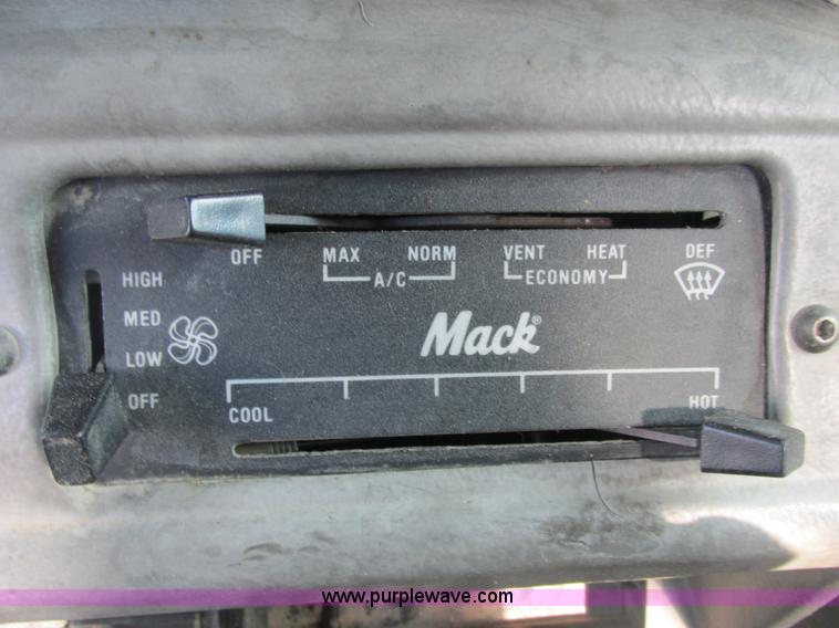 image for item H7715 2001 Mack RD688S semi truck