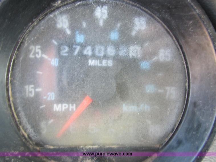 image for item H7715 2001 Mack RD688S semi truck