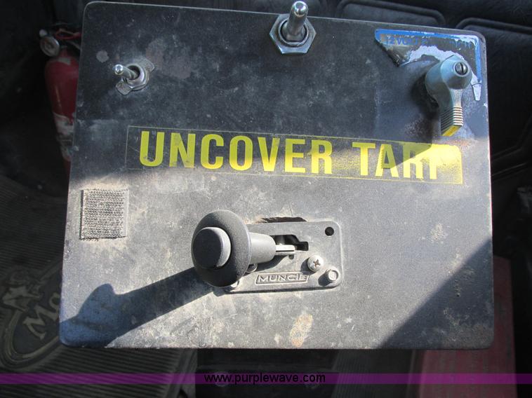 image for item H7715 2001 Mack RD688S semi truck