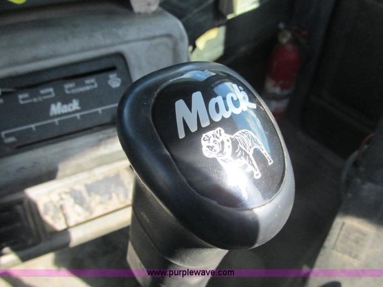 image for item H7715 2001 Mack RD688S semi truck