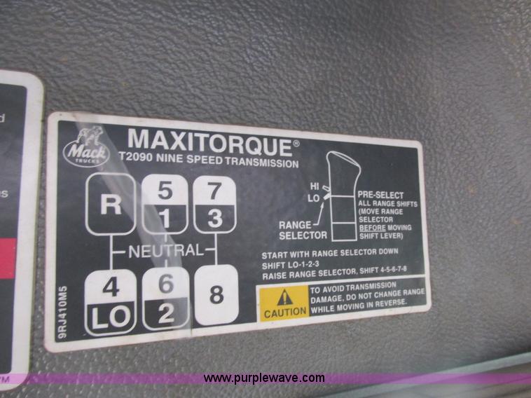 image for item H7715 2001 Mack RD688S semi truck