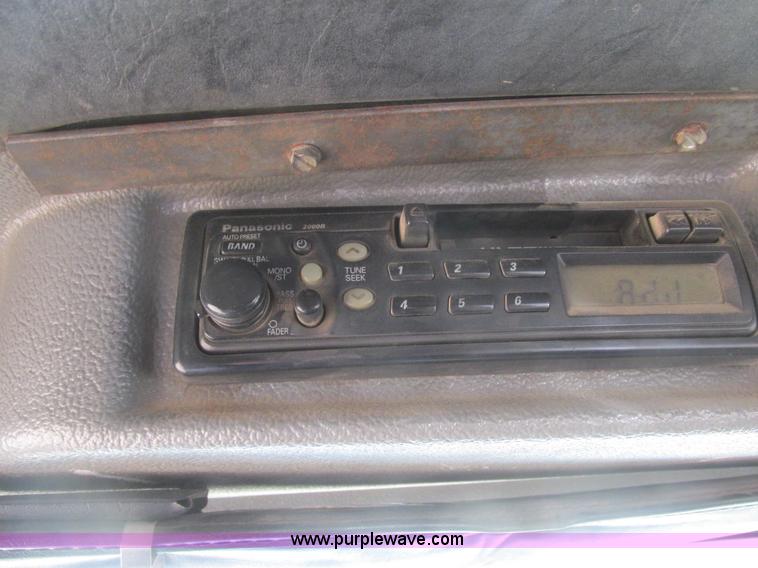 image for item H7715 2001 Mack RD688S semi truck