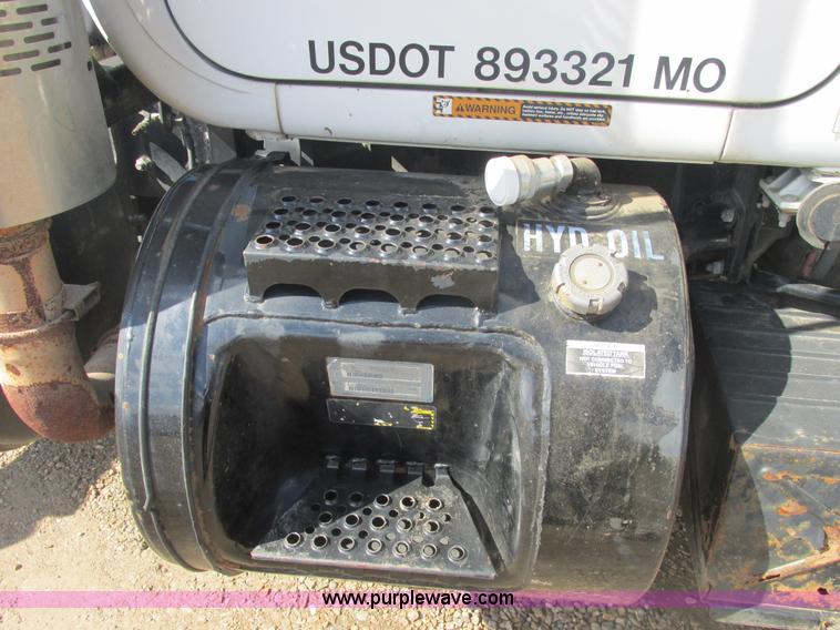 image for item H7715 2001 Mack RD688S semi truck