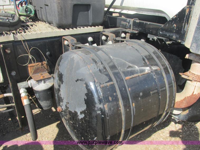 image for item H7715 2001 Mack RD688S semi truck