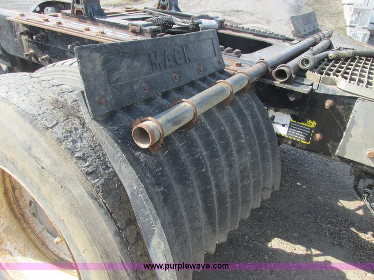 image for item H7715 2001 Mack RD688S semi truck