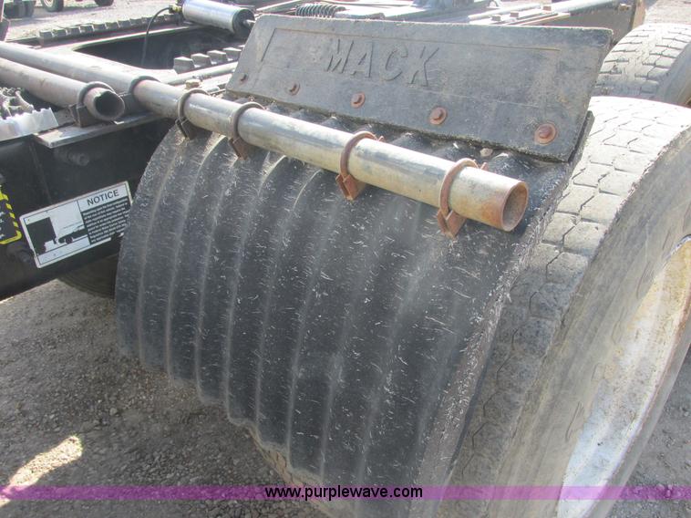 image for item H7715 2001 Mack RD688S semi truck