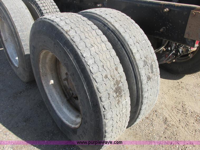 image for item H7715 2001 Mack RD688S semi truck