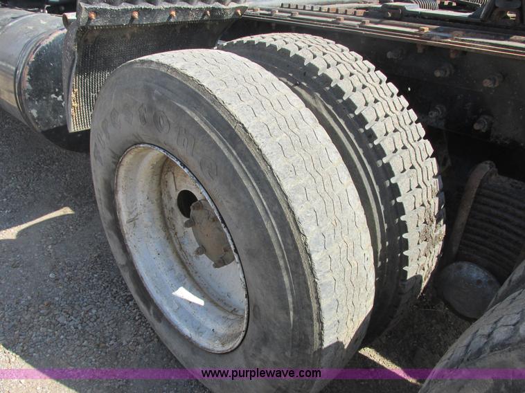 image for item H7715 2001 Mack RD688S semi truck