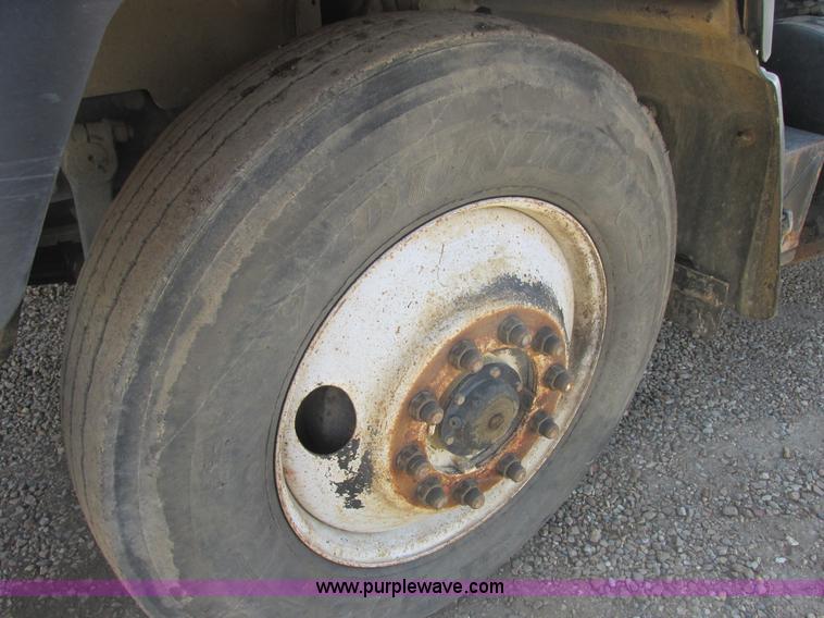 image for item H7715 2001 Mack RD688S semi truck