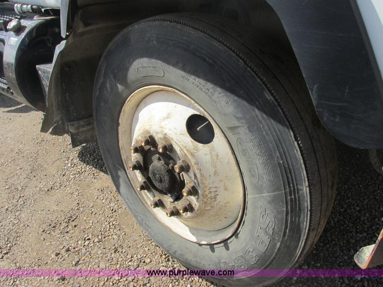 image for item H7715 2001 Mack RD688S semi truck