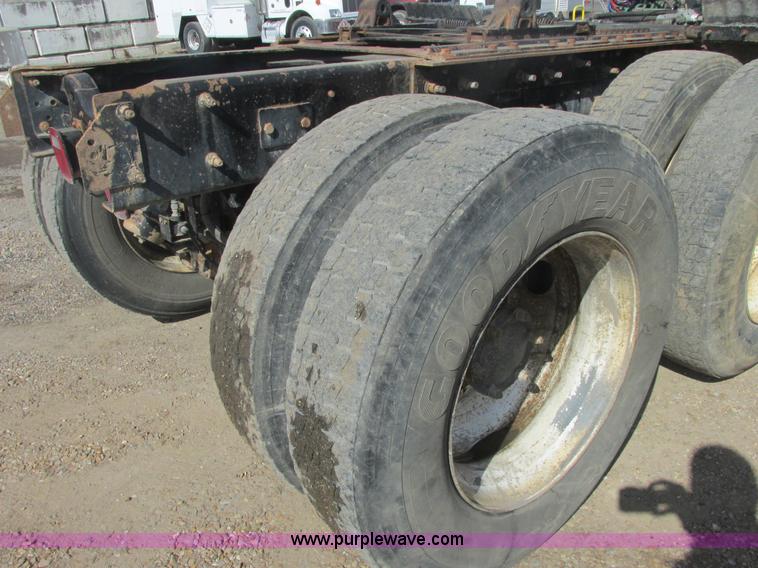 image for item H7715 2001 Mack RD688S semi truck