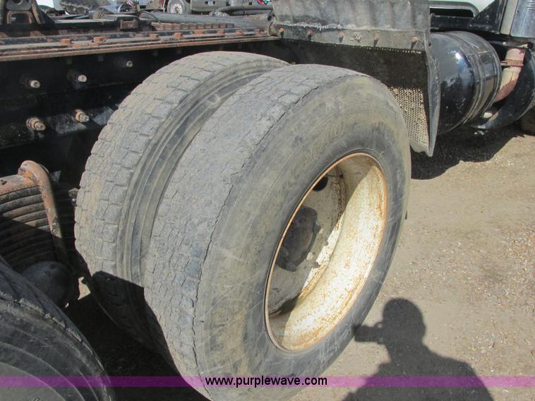 image for item H7715 2001 Mack RD688S semi truck