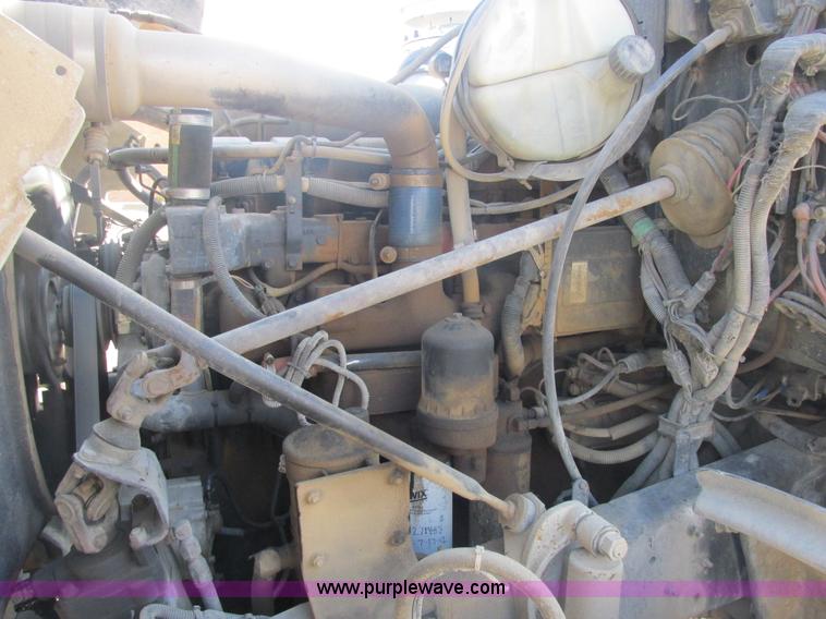 image for item H7715 2001 Mack RD688S semi truck