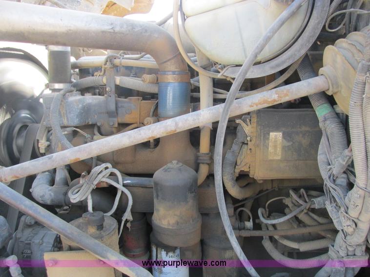 image for item H7715 2001 Mack RD688S semi truck