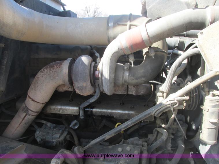 image for item H7715 2001 Mack RD688S semi truck