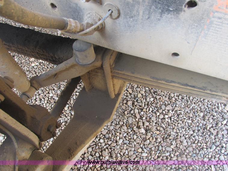 image for item H7715 2001 Mack RD688S semi truck